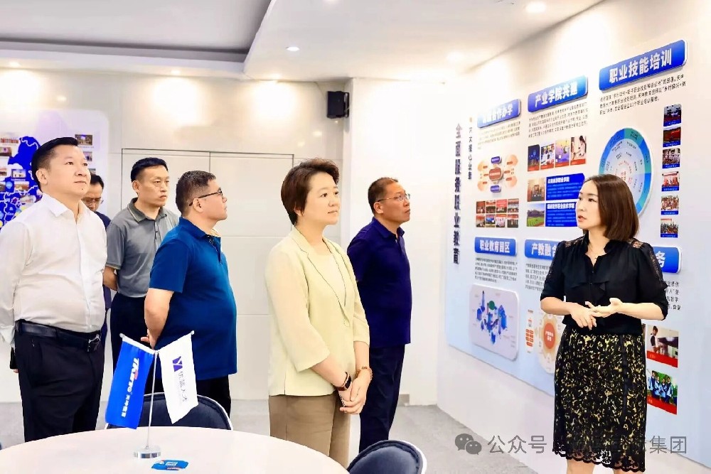 Lu Shouchun, Secretary of the Party Group and Director of the Development Service Center of Rizhao Central Vitality Zone, and his delegation visited the headquarters of Youlife Holdings Group for inspection